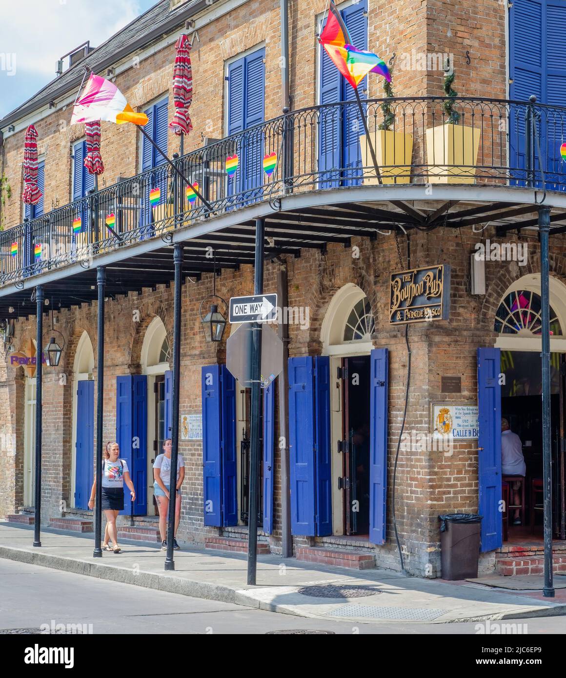 NEW ORLEANS, LA, USA - 9. JUNI 2022: Front of the Bourbon Pub und Parade Disco für den Pride Month dekoriert Stockfoto