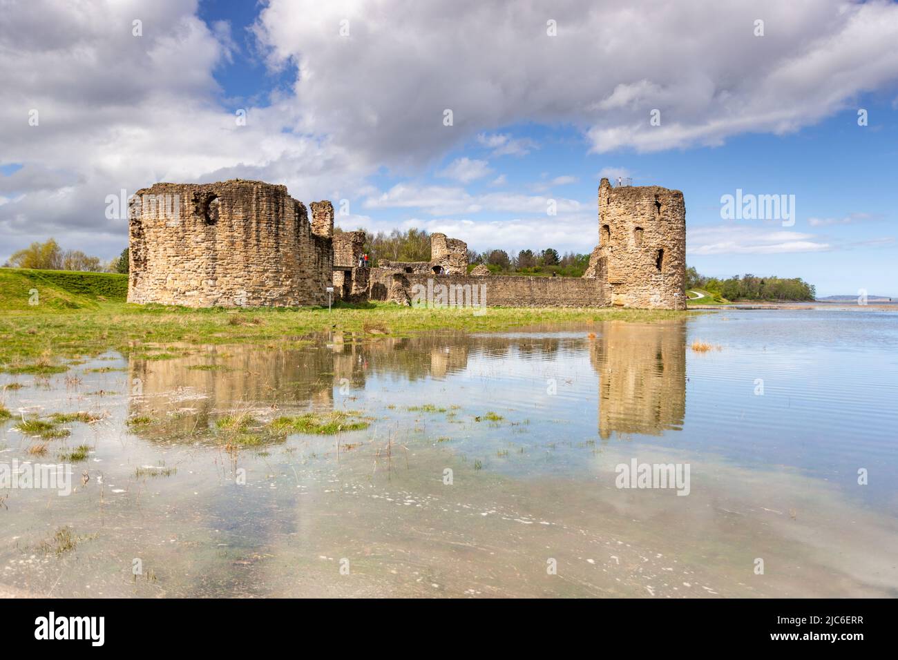 Flint Castle bei Flut im Frühling, Nordwales Küste Stockfoto