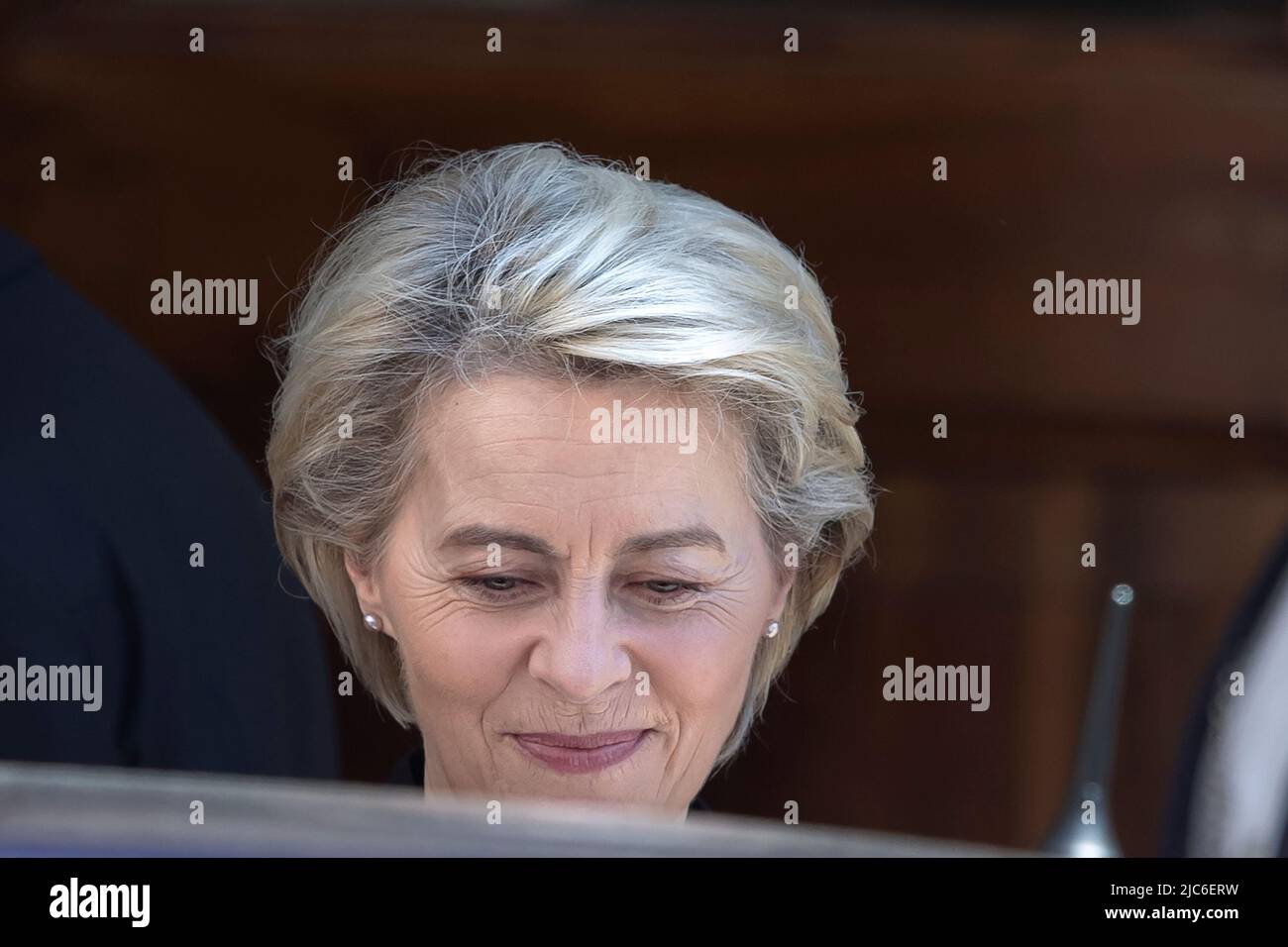 Vatikanstadt, Vatikan. 10. Juni 2022. Die Präsidentin der Europäischen Kommission, Ursula von der Leyen, verlässt das Land nach einer privaten Audienz mit Papst Franziskus. Quelle: Maria Grazia Picciarella/Alamy Live News Stockfoto