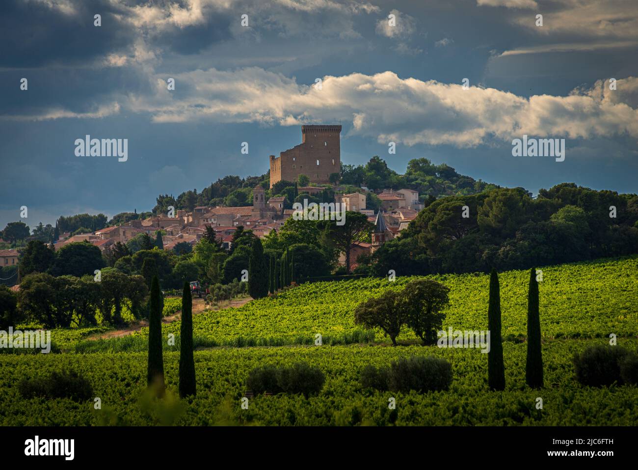 Landschaft und Dorf chateauneuf de pape , mit Weinbergen und Landschaft ,provence ,vaucluse frankreich . Stockfoto