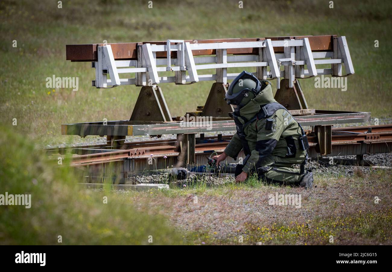 Ravlunda, Schweden. 10.. Juni 2022. RAVLUNDA 2022-06-10Personnel in Bombenschutzanzug des norwegischen Minedykker Kommandos, als bei der Pressemonstration am Freitag beim Baltops-Training auf dem Schießplatz Ravlunda an der Ostküste von Skåne mit Hilfe von Bombenrobotern und Wasserladungen eine Granate auf Eisenbahnschienen im Trainingsgelände entwaffnet wird. In den nächsten Tagen werden sich 250 Teilnehmer aus acht Ländern in Ravlunda versammeln, um die Minenräumung, die Erkennung und Abrüstung von Bomben und Sprengstoffen zu üben. Etwa 30 Übungsminen wurden außerhalb des Schießbereichs im Meer aufgestellt. T Stockfoto