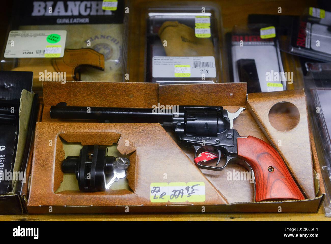 USA, Virginia, Cape Charles, Waffenverkauf im Eisenwarengeschäft / Waffenverkauf in einer Gemischtwarenhandlung Stockfoto USA, Virginia, Cape Charles, Waffenverkauf im Eisenwarengeschäft / Waffenverkauf in einer Gemischtwarenhandlung Stockfoto