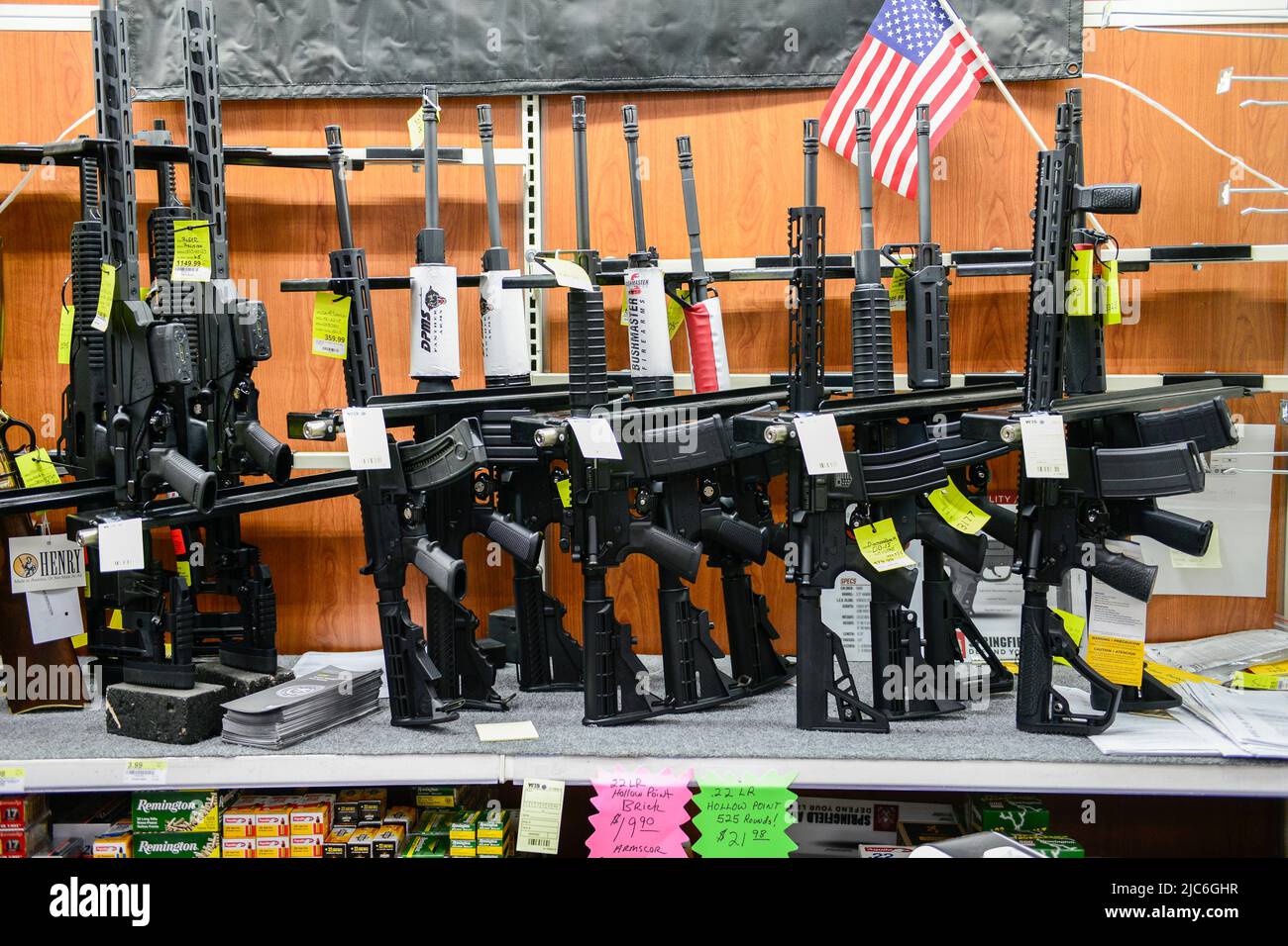 USA, Virginia, Front Royal, Waffenabteilung im Supermarket Rural King / USA, Virginia, Kleinstadt Front Royal, Waffen Abteilung im Supermarkt Rural King Stockfoto USA, Virginia, Front Royal, Waffenabteilung im Supermarket Rural King / USA, Virginia, Kleinstadt Front Royal, Waffen Abteilung im Supermarkt Rural King Stockfoto