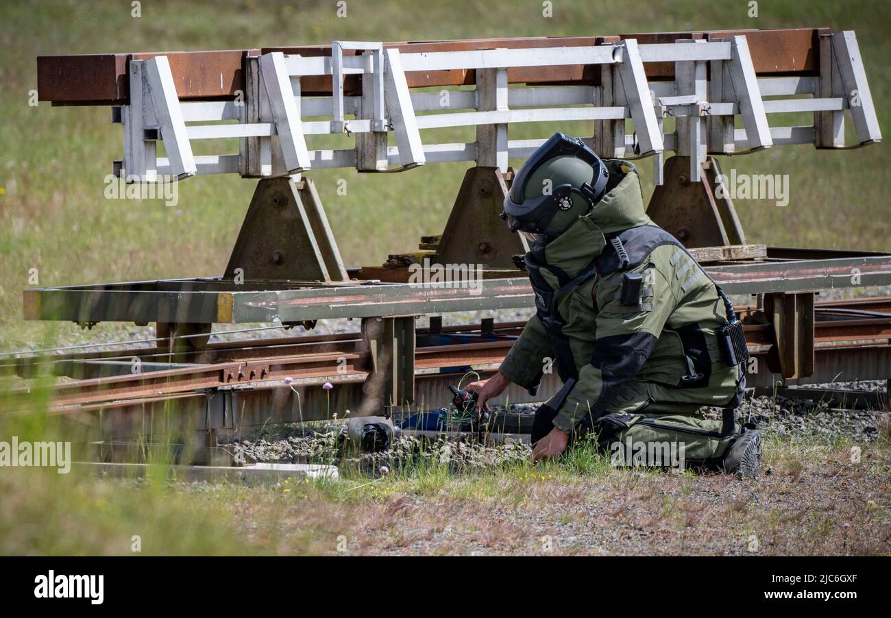 Ravlunda, Schweden. 10.. Juni 2022. RAVLUNDA 2022-06-10Personnel in Bombenschutzanzug des norwegischen Minedykker Kommandos, als bei der Pressemonstration am Freitag beim Baltops-Training auf dem Schießplatz Ravlunda an der Ostküste von Skåne mit Hilfe von Bombenrobotern und Wasserladungen eine Granate auf Eisenbahnschienen im Trainingsgelände entwaffnet wird. In den nächsten Tagen werden sich 250 Teilnehmer aus acht Ländern in Ravlunda versammeln, um die Minenräumung, die Erkennung und Abrüstung von Bomben und Sprengstoffen zu üben. Etwa 30 Übungsminen wurden außerhalb des Schießbereichs im Meer aufgestellt. T Stockfoto