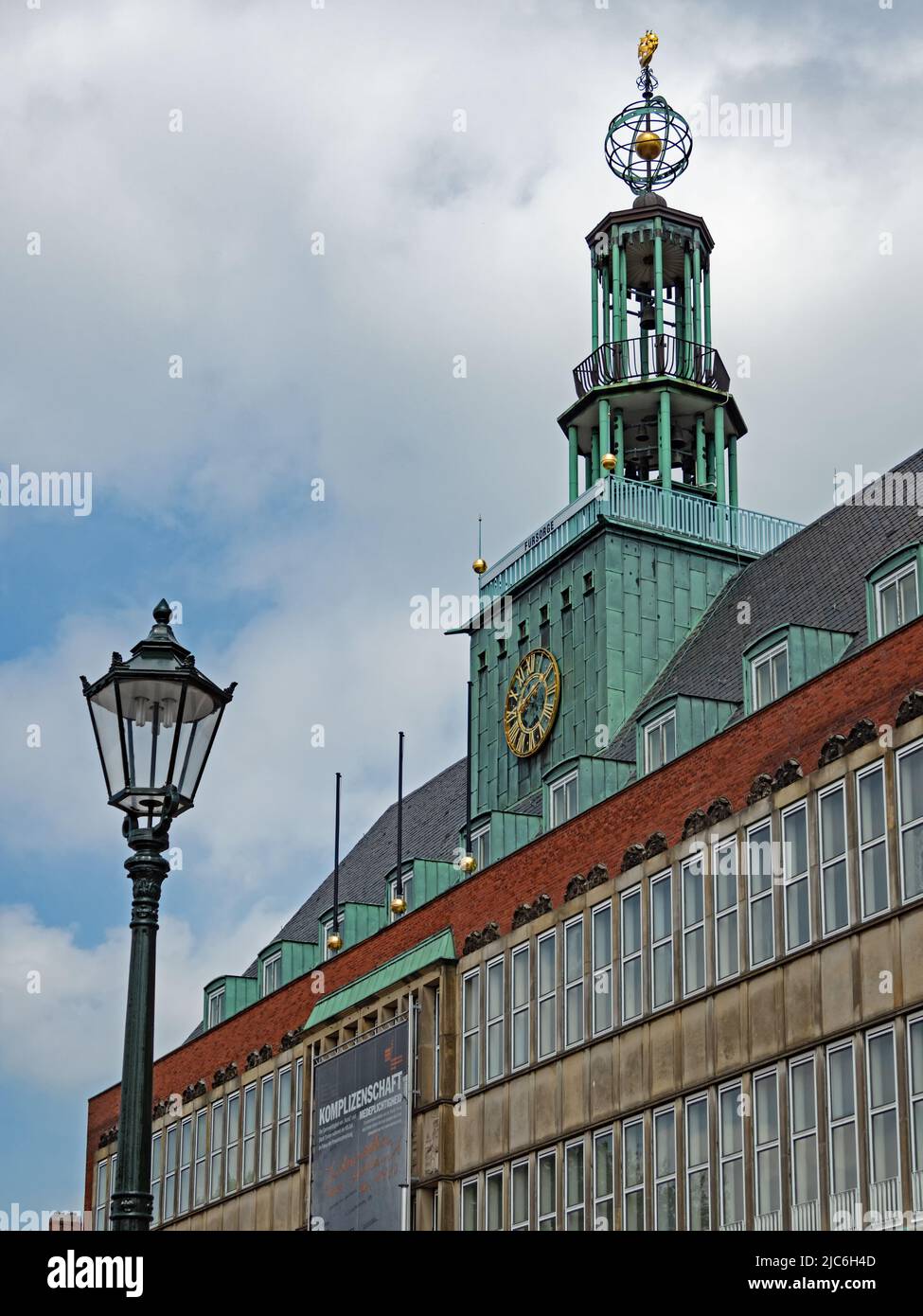 Emden, Niedersachsen, Deutschland - 19. Juni 2021: Außenansicht des historischen Rathauses der Stadt Emden Stockfoto