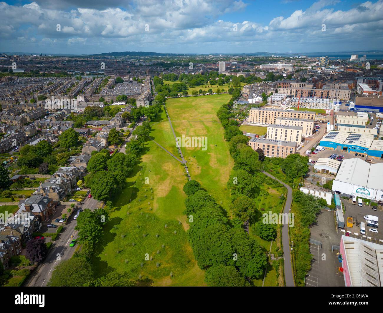 Luftaufnahme von Drohne des Leith Links Parks und Leith Distrikts in Edinburgh, Schottland, UK Stockfoto