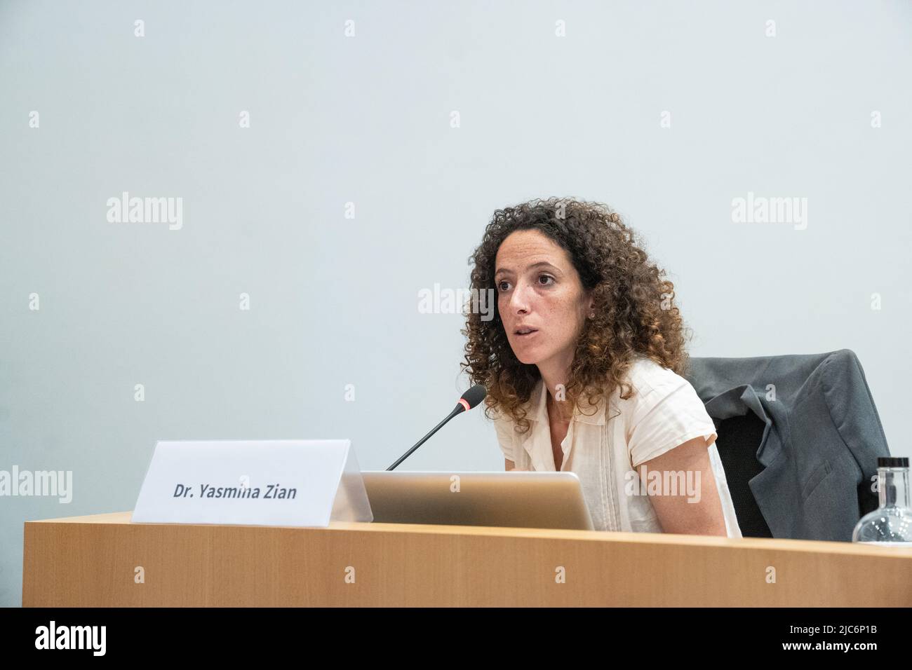 Brüssel, Belgien. 10.. Juni 2022. Dr. Yasmina Zian, Autor des Berichts über die Zukunft außereuropäischer Sammlungen in der Föderation Wallonien-Brüssel, der während einer Sitzung einer sonderkommission für den Unabhängigen Staat Kongo und die belgische Kolonialvergangenheit (Kongo, Ruanda und Burundi) im Parlament in Brüssel aufgenommen wurde, Freitag, 10. Juni 2022. BELGA FOTO JULIETTE BRUYNSEELS Kredit: Belga Nachrichtenagentur/Alamy Live News Stockfoto