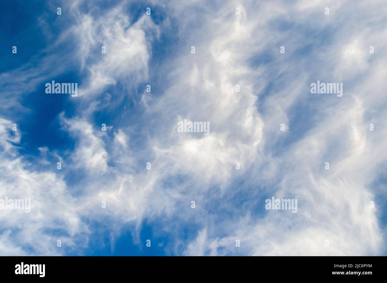 Weiße Wolken am Himmel, sonniger Tag, hell Stockfoto