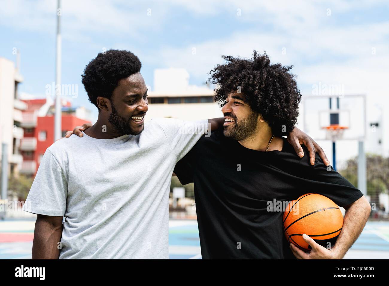 Afroamerikanische Freunde spielen Basketball im Freien - Urban Sport Lifestyle-Konzept Stockfoto