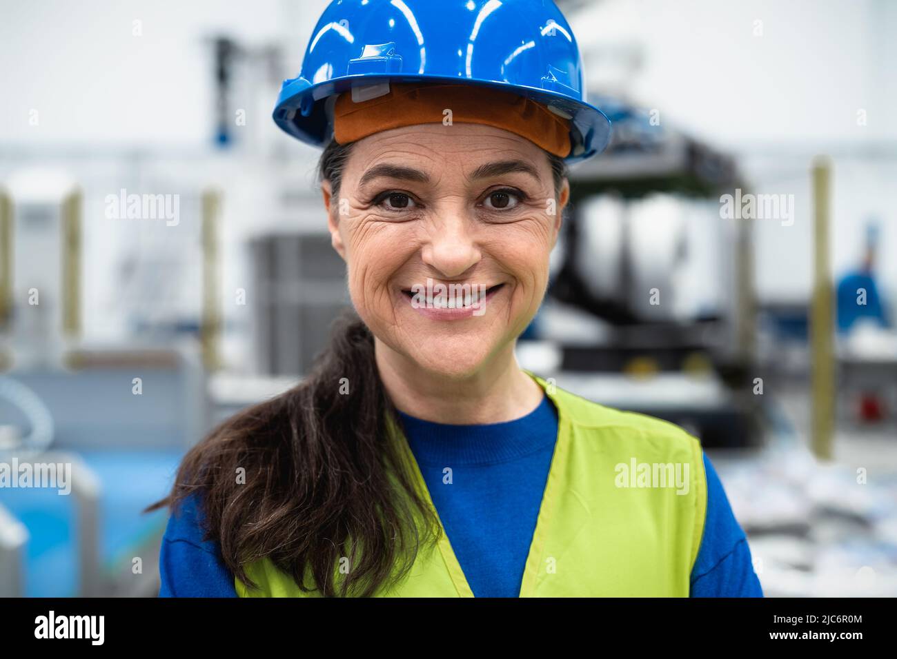 Ingenieurin Frau arbeitet in der Roboterfabrik - Tech-Industrie-Konzept Stockfoto