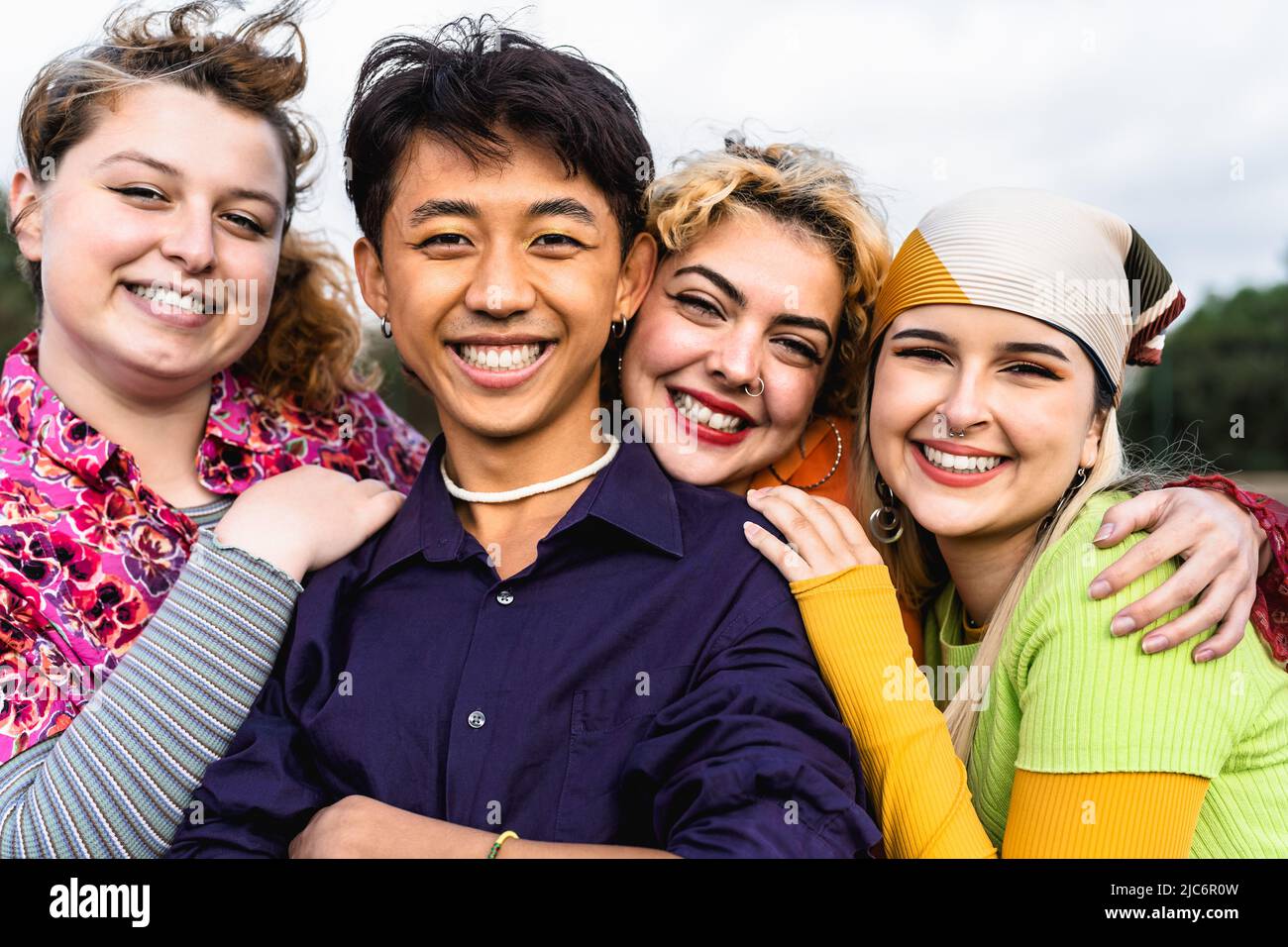 Glückliche junge, vielfältige Freunde, die Spaß haben, gemeinsam zu hängen - Jugend Menschen Millennial Generation Konzept Stockfoto