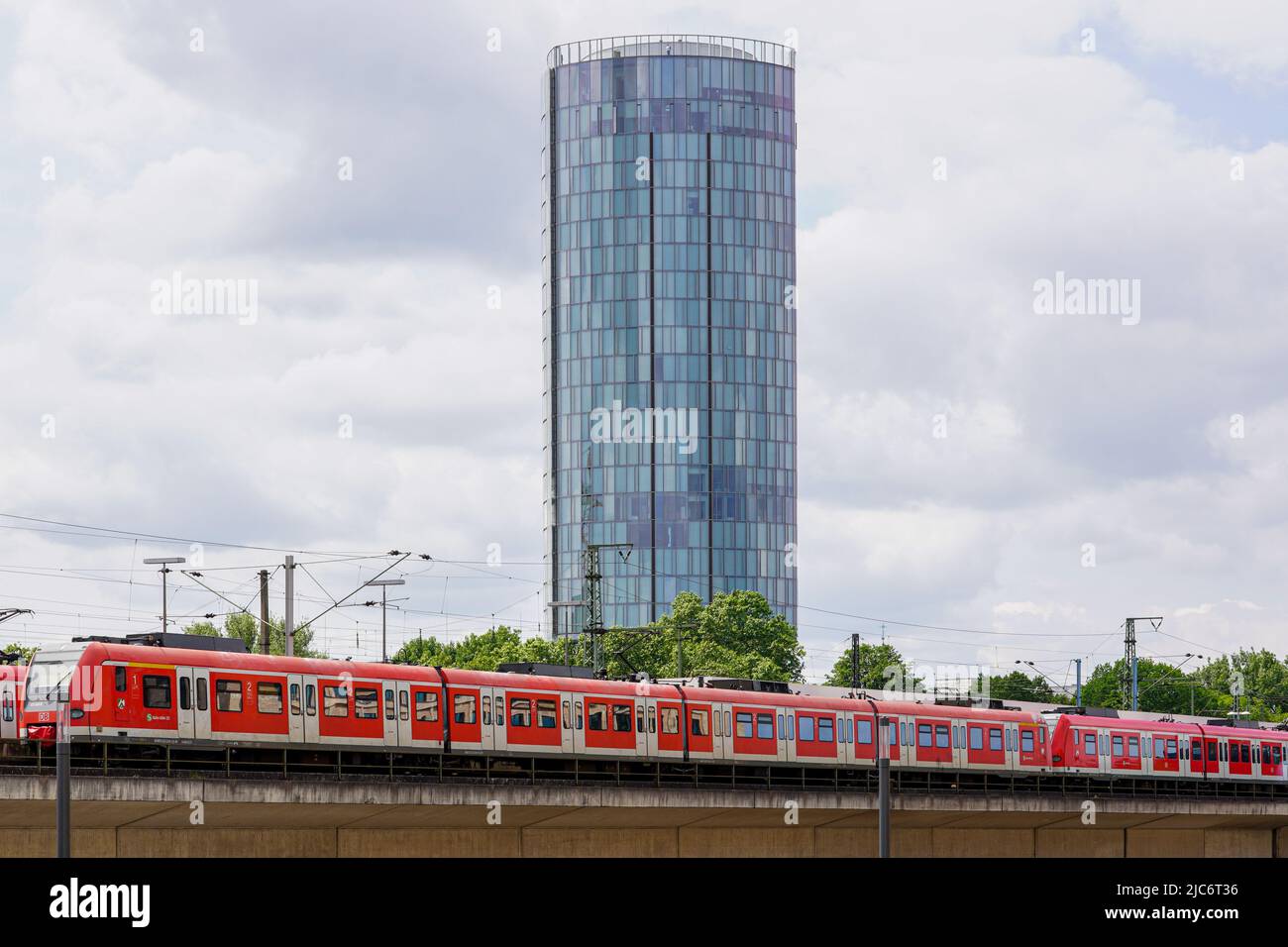 Regionalzug vor dem Kölner Dreieck, einem der höchsten, 103,20 m hohen Hochbauten in Köln, Nordrhein-Westfalen, Deutschland, 21.5.22 Stockfoto