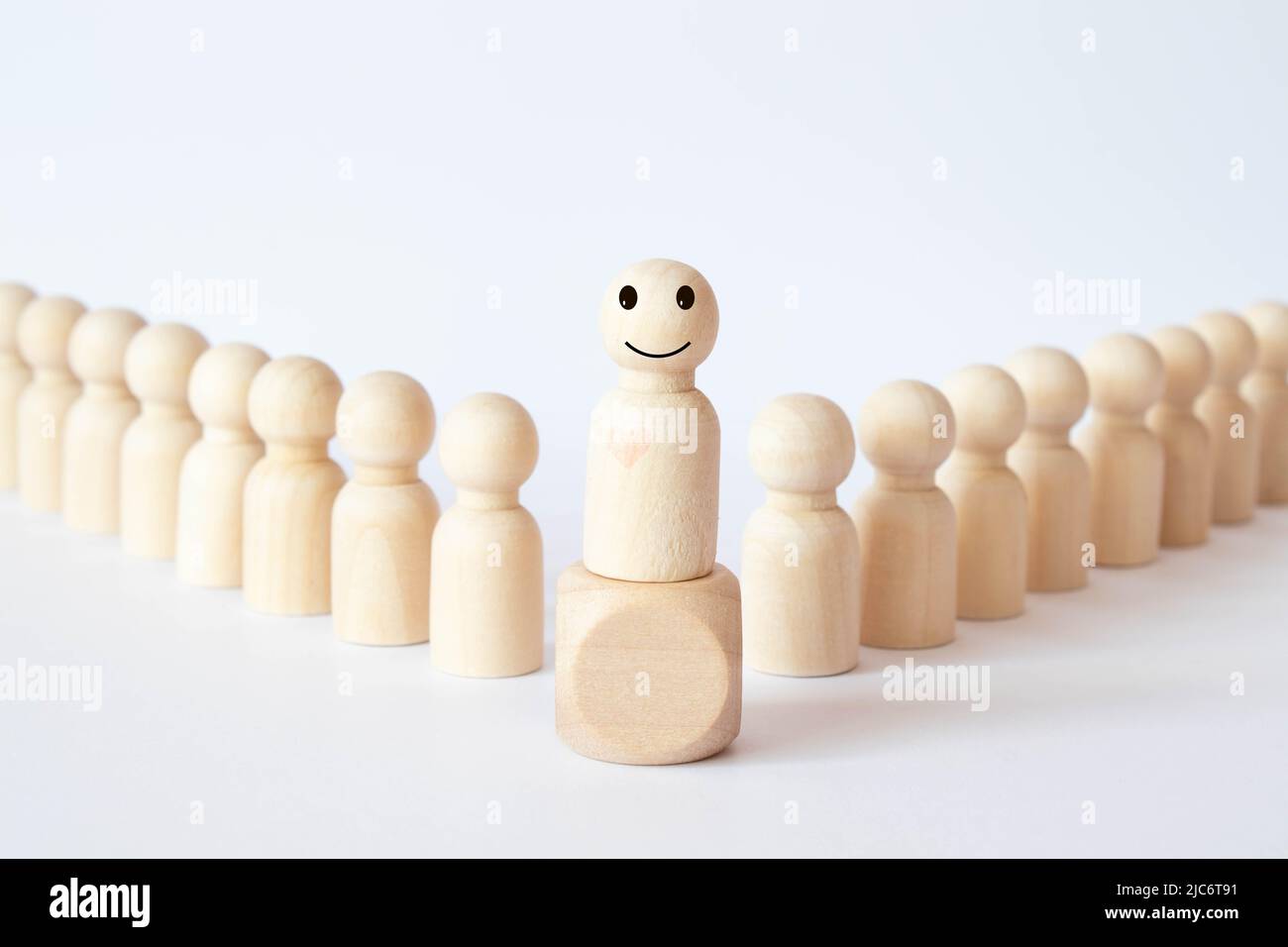 Wackelnder Holzmann Mit 12 Magnetischen Gesichtern - Lustige Wackelfigur Für Auto & Schreibtisch