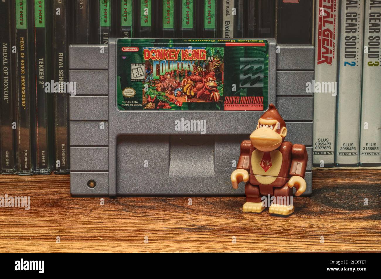 Donkey Kong Spielzeug neben einer DKC Patrone, mit einem Lackeffekt auf dem Foto (NC State, 2022) Stockfoto