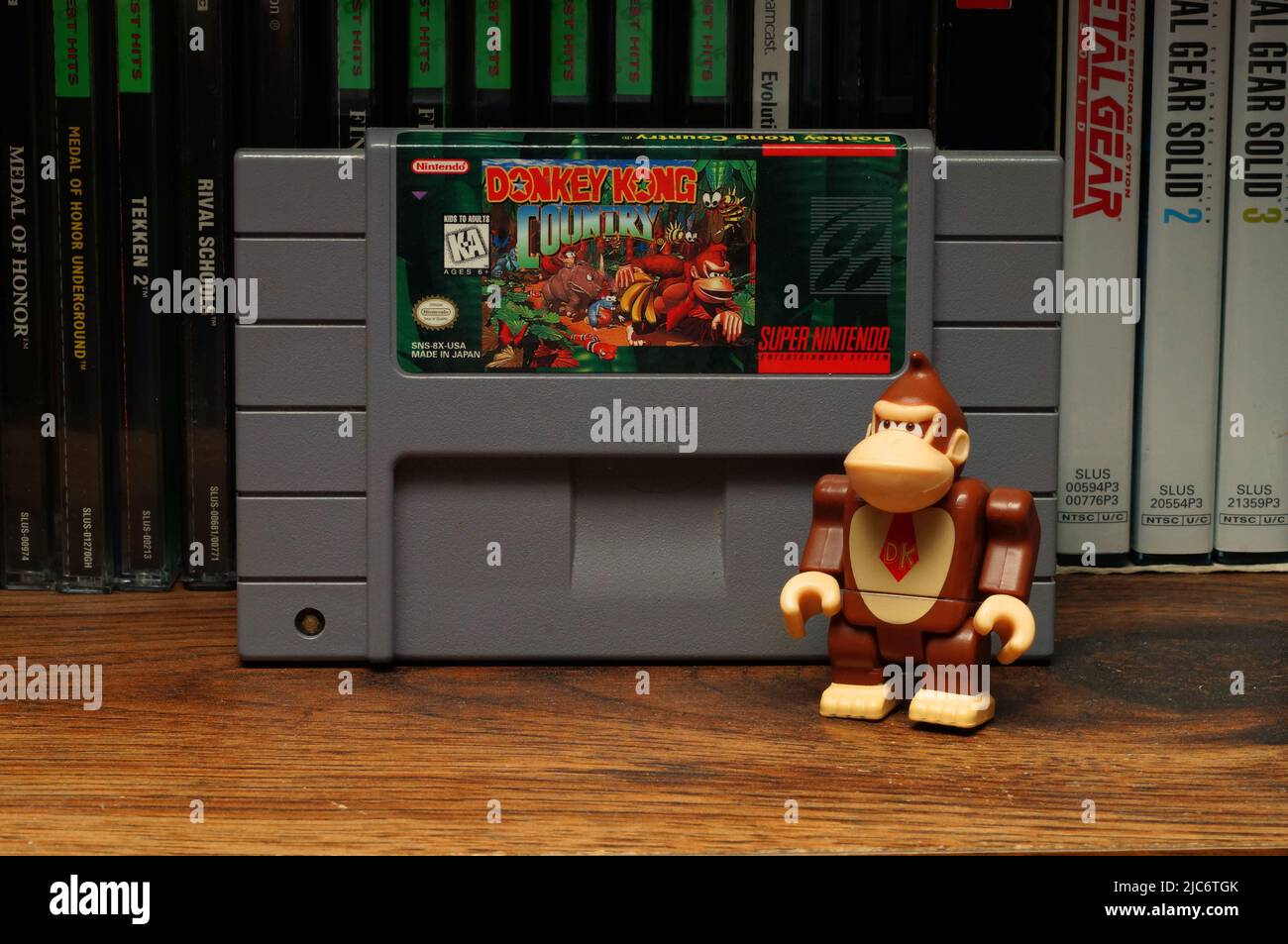 Ein Donkey Kong Spielzeug neben Donkey Kong Country Video Game gestellt (NC State, 2022) Stockfoto