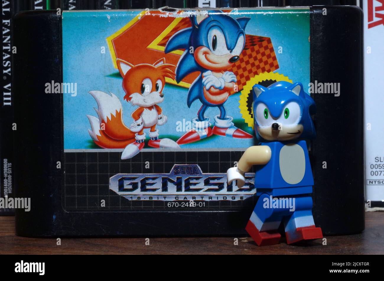 LEGO Sonic Figur, die neben Sonic The Hedgehog 2 Patrone steht (NC State, 2022) Stockfoto