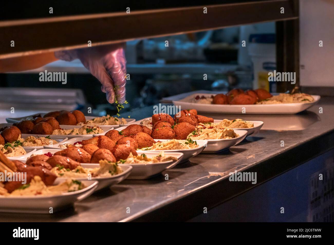 Die Beilage zu den Gerichten mit Kibbeh-Essen am Pass, die darauf warten, zu einem nahöstlichen Fest zur Unterstützung des Falmouth and Penryn Welcome serviert zu werden Stockfoto