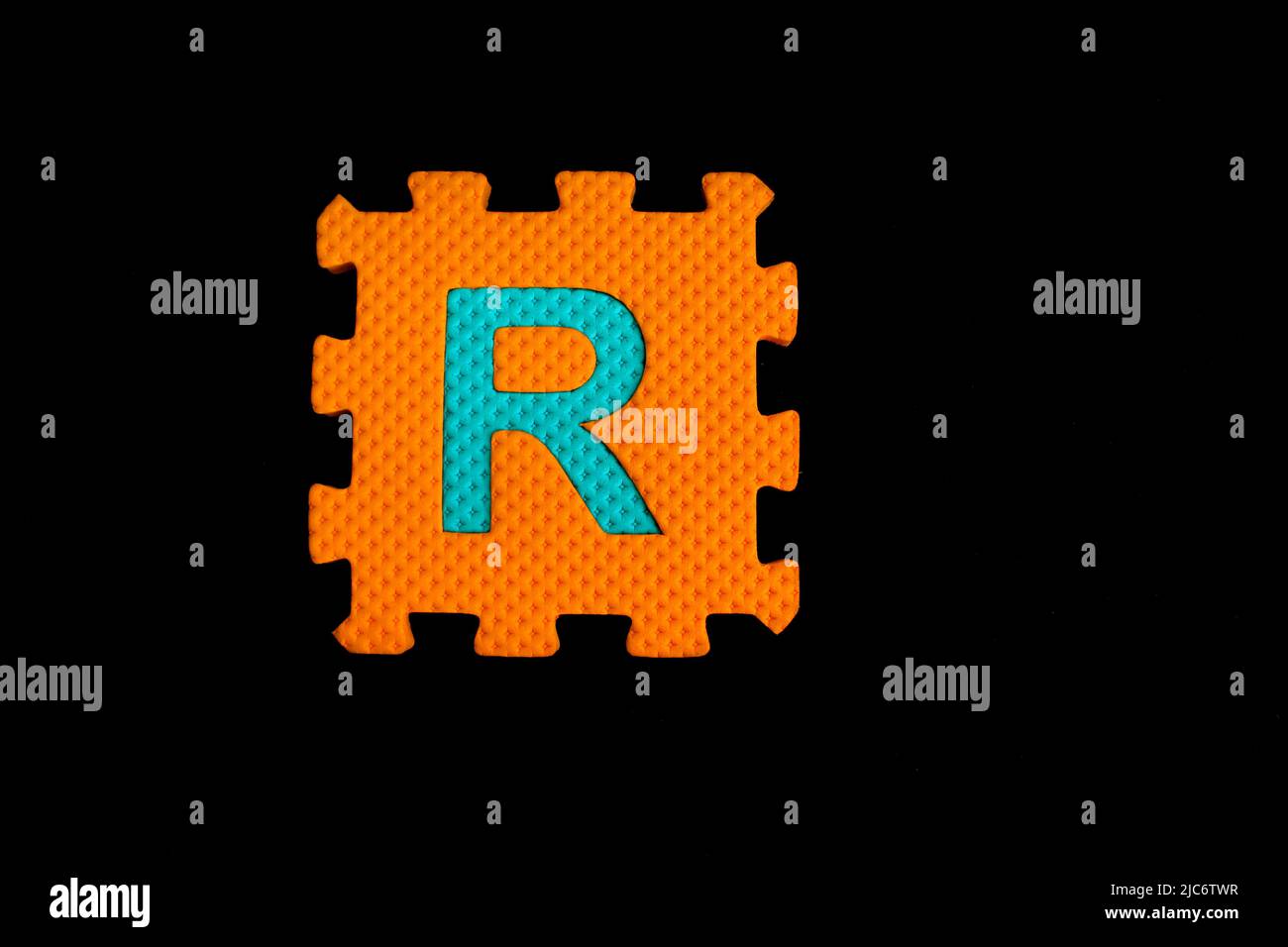 Bunte Alphabet Puzzle isoliert auf schwarzem Hintergrund. alphabet Lernblock für Kinder Bildung. Stockfoto