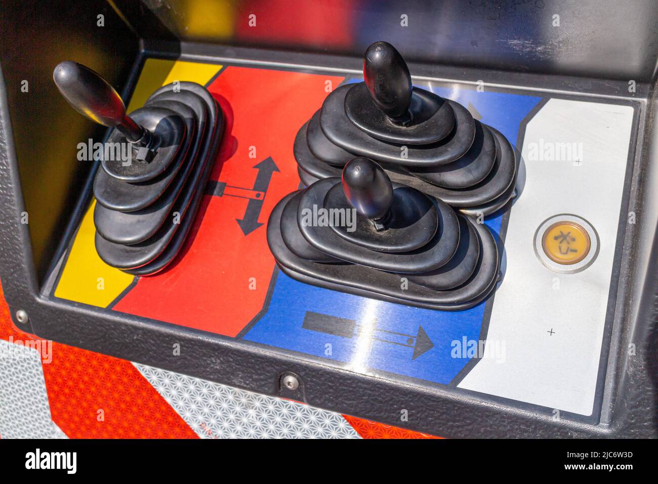 Schalttafel einer Feuerwehrdrehleiter mit drei Joysticks zur Steuerung der Bewegungen in drei Achsen Stockfoto
