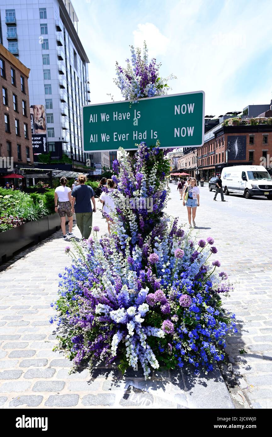 New York, USA, 10. Juni 2022 während der PRESSEKONFERENZ ZUM LEAF Festival of Flowers, zum Auftakt des zweiten jährlichen 3-tägigen LEAF Festival of Flowers, das im Meatpacking District von New York City, Freitag, 10. Juni 2022, stattfand, wurden Blumeninstallationen abgebildet. Foto von Jennifer Graylock-Graylock.com Quelle: Jennifer Graylock/Alamy Live News Stockfoto