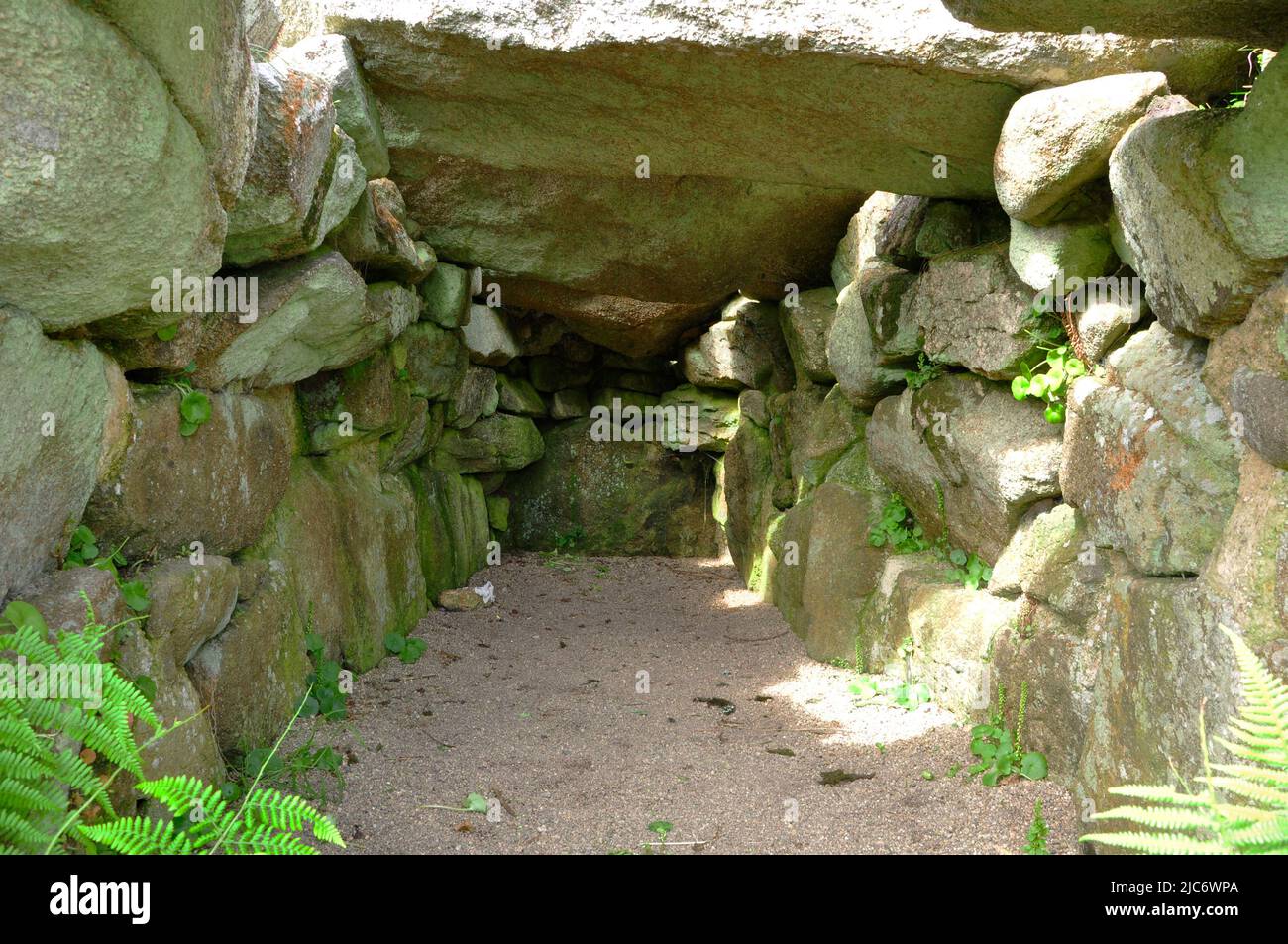 Ein Blick ins Innere von Bants Carn, Grab aus der Bronze- Und Der Bronze-Zeit, ein spätes neolithisches Eingangsgraft, oberhalb von Halangy Village auf St Marys, Inseln von Scilly, Cornwall.UK Stockfoto