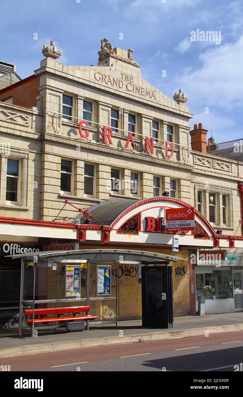 Zum Verkauf geschlossen Abandoned Edwardian das Grand Cinema Theatre, das in Eine Bingo Hall, Westbourne UK, umgewandelt wurde Stockfoto