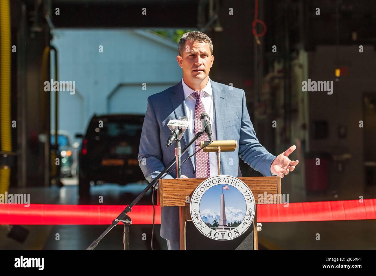 John Mangiaratti, Stadtmanager von Acton, bei der Zeremonie zum Schneiden von Bändern für die neue Feuerwache in North Acton Stockfoto