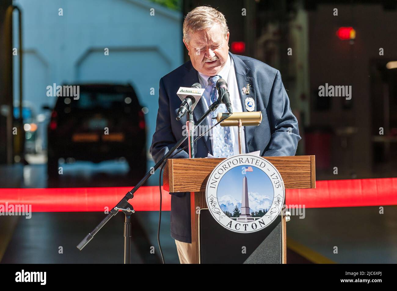 Dean Charter, Acton Select Board, bei der Zeremonie zum Schneiden von Bändern für die neue North Acton Fire Station Stockfoto