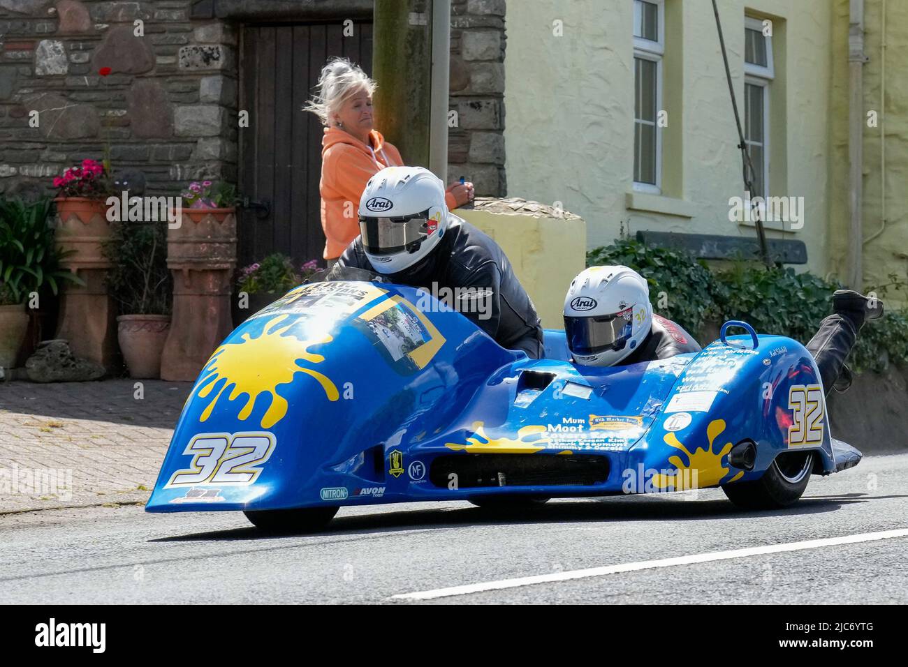 Douglas, Isle Of Man. 10.. Juni 2022. Dave Quirk/Karl Schofield (600 Ireson Suzuki) repräsentierte das Team von AuthorJCWilliams.com während des 3WHEELING.MEDIA Sidecar TT Race 2 auf der Isle of man, Douglas, Isle of man am 10. Juni 2022. Foto von David Horn. Quelle: Prime Media Images/Alamy Live News Stockfoto