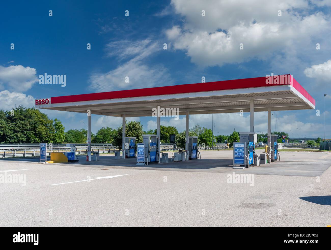 Turin, Italien - 10. Juni 2022: Esso-Tankstelle auf der Autobahn Turin - Savona Esso ist eine Marke der weltweiten Öl i, die mit hochpreisigen Ausstellern für Kraftstoff aufkommt Stockfoto
