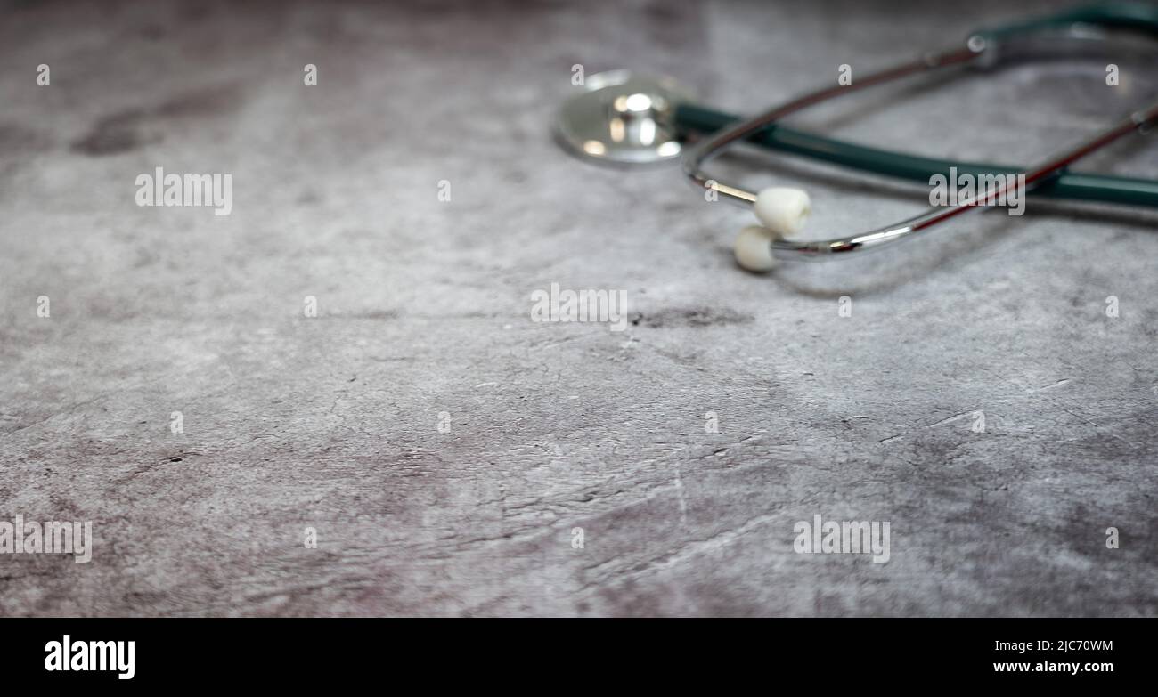 Medizinische Untersuchung und Gesundheitsdienstkonzept . Stethoskope auf Betonoberfläche . Stockfoto