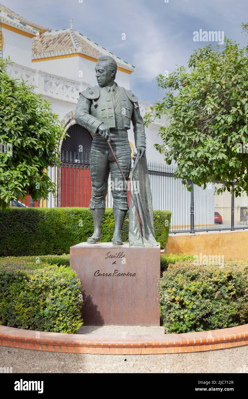 Statue (2001, Sebastián Santos Calero) des Stierkampfers Curro Romero (geb.1933) vor der Plaza de Toros in Sevilla (Stierkampfarena) Stockfoto