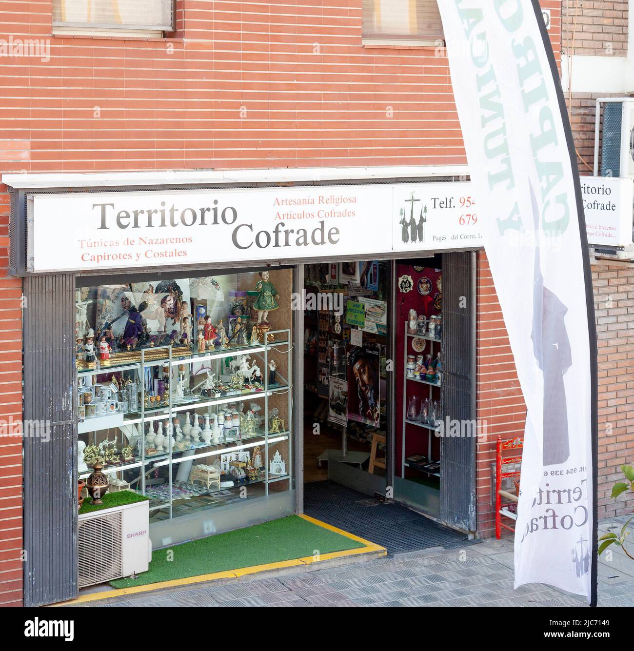 Territorio Cofrade, Geschäft in Triana, Sevilla, verkauft römisch-katholische religiöse Artefakte wie Statuen und Kostüme für die Semana Santa Prozessionen. Stockfoto
