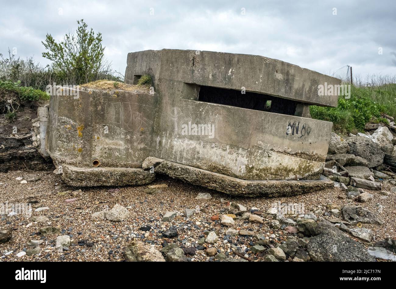 Verlassene WW2 Pillbox am Nordufer der Themse, in der Nähe von Tilbury, Essex. Stockfoto