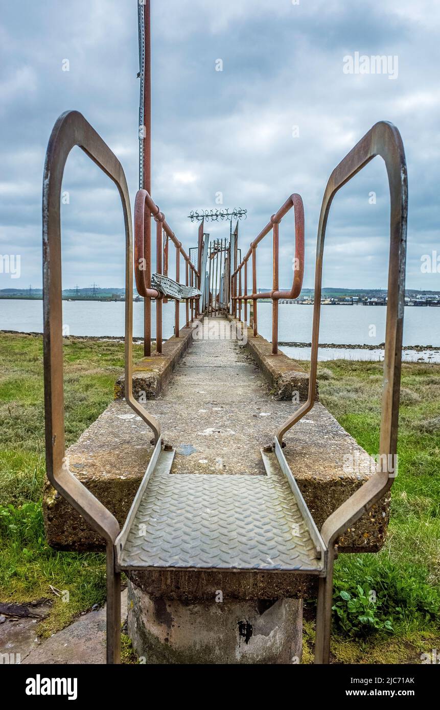 Verlassene lange Landungsbrücke an der Themse in der Nähe von Tilbury, Essex. Stockfoto