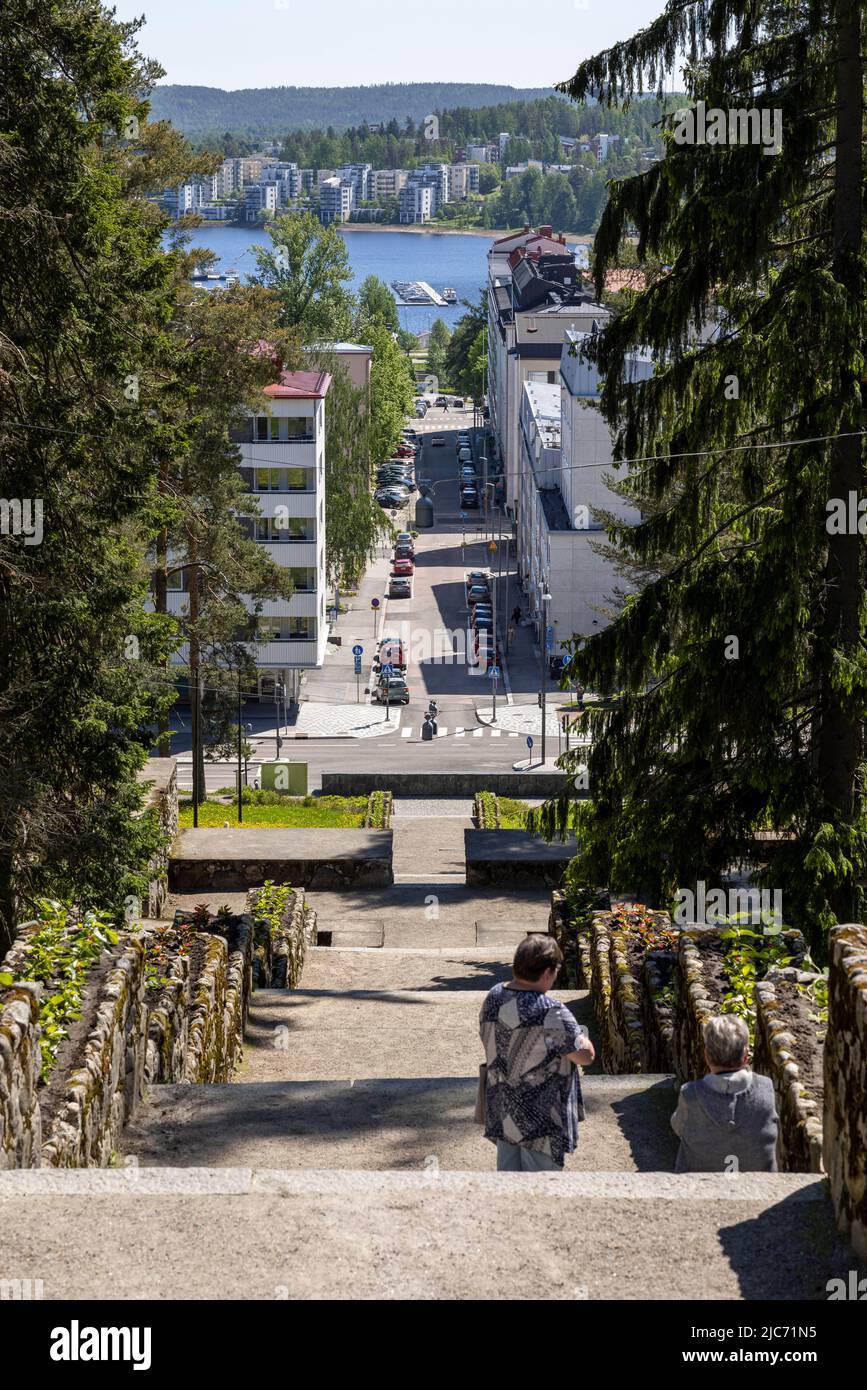 Die Stadt Jyväskylä an einem hellen Sommertag von einem Hügel aus gesehen Stockfoto