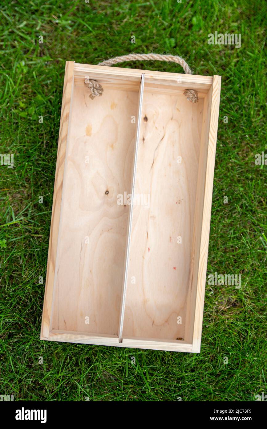 Sommerfeeling auf grünem Gras mit Früchten, Wein und Honigdeko als Geschenk für Hochzeit und Geburtstag. Naturrasen frischen Hintergrund sonnig Stockfoto