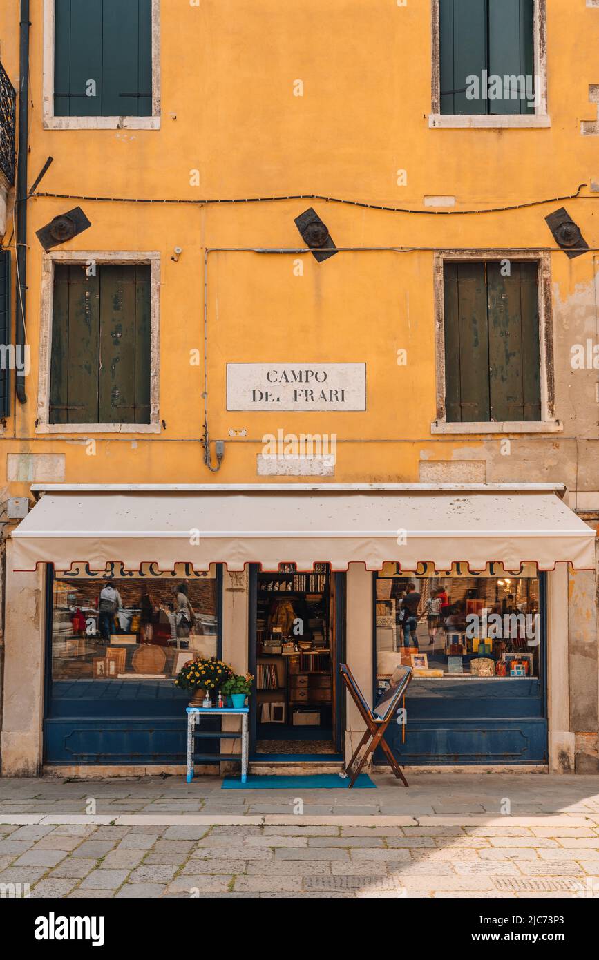 Venedig, Italien - 21. Mai 2022: Kleines Buchbinderei-Geschäft auf dem Campo dei Frari in Venedig. Venedig ist wegen seiner Einzigartigkeit und seiner Einzigartigkeit ein beliebtes Touristenziel Stockfoto