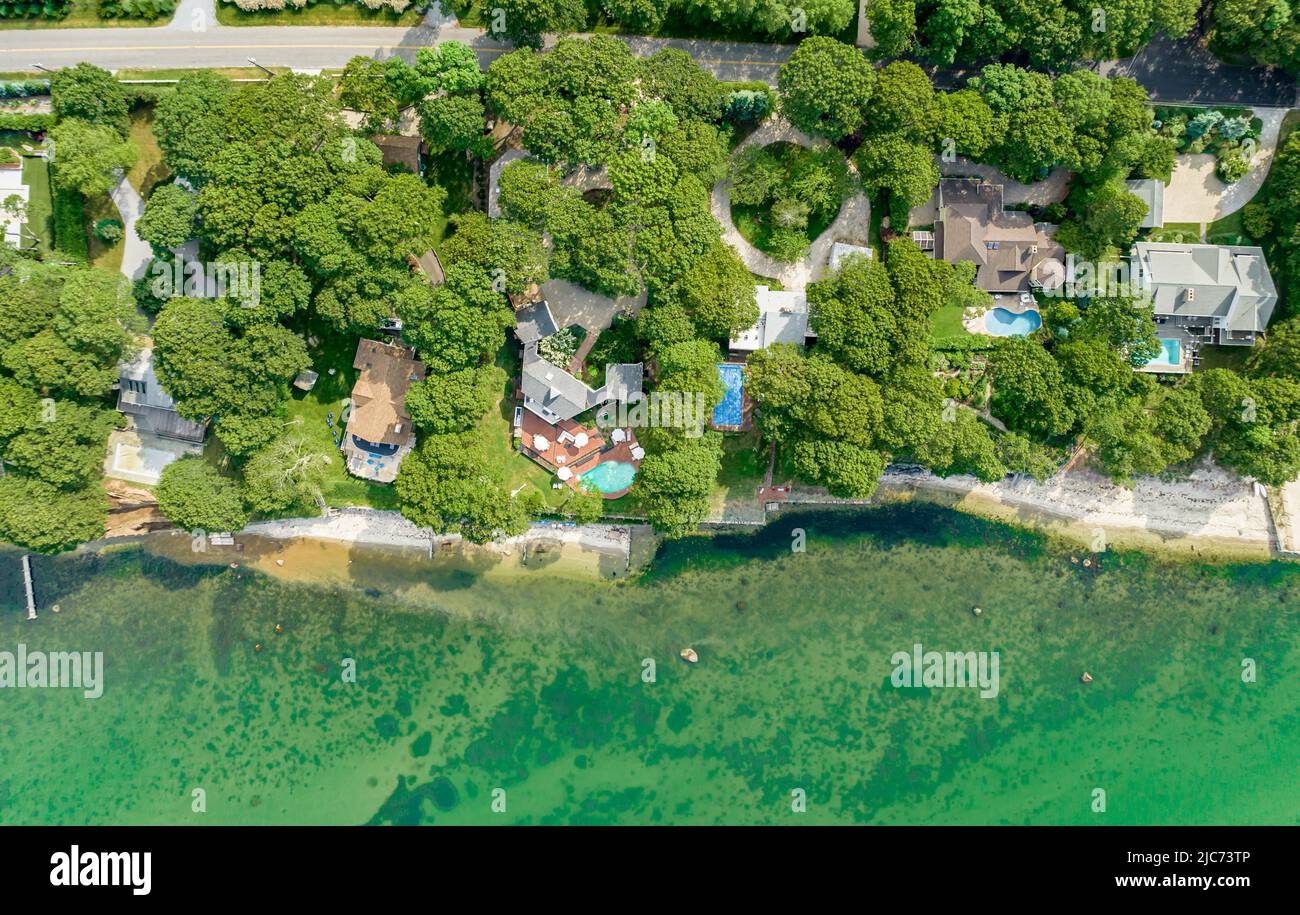 Häuser am Wasser am Gardiners Bay Drive in Shelter Island, NY Stockfoto