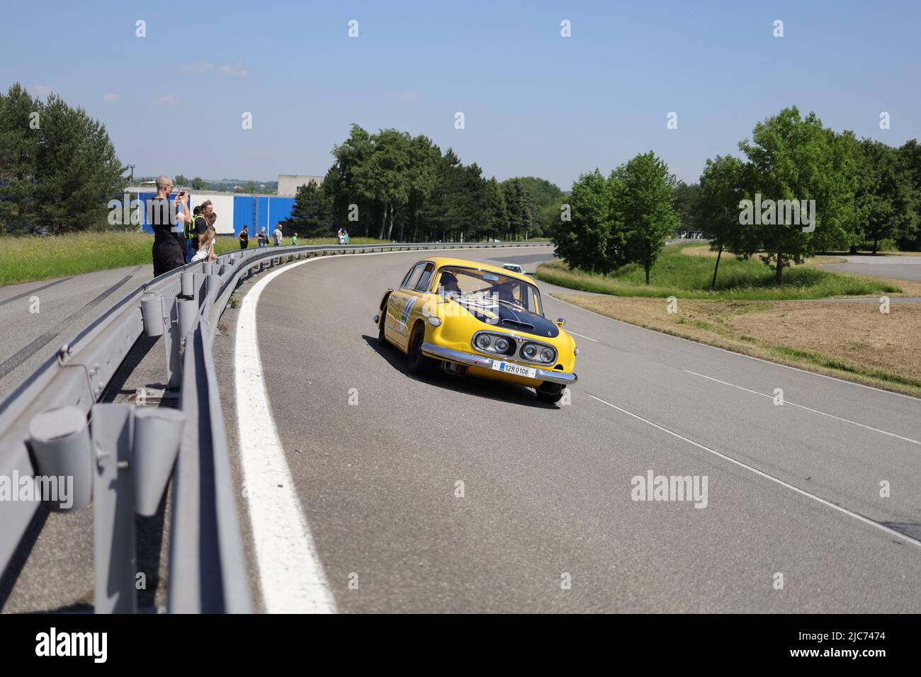 Koprivnicke dny techniky, Polygon Tatra Koprivnice, Koprivnice, Tschechien, Tschechien - 5. Juni 2022: Tatra 603, alter Rennwagen auf der Rennstrecke. Stockfoto