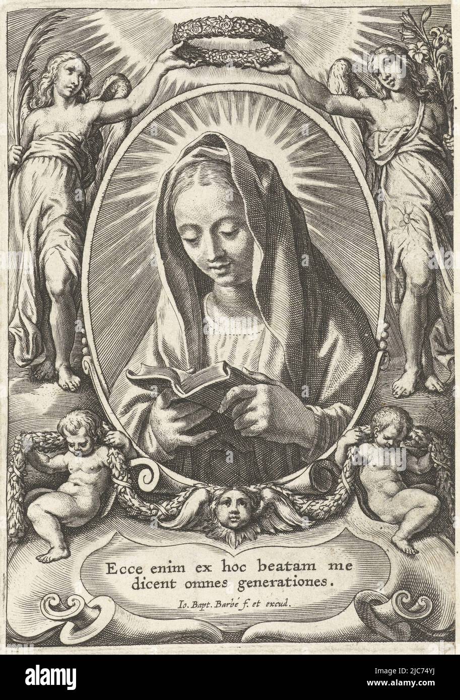 Maria liest im Buch in ovalem Rahmen, flankiert von Engeln mit Lilie und Palmenzweig. In einer Kartusche ist der lateinische Text aus dem Magnificat, eine Hymne an Maria: Von nun an lobt mich jeder. Mary mit Buch SS. Apostolorum et Evangelistorum Icones , Druckerei: Jan-Baptist Barbé, (auf Objekt erwähnt), Zeichner: Theodoor van Loon, Verlag: Jan-Baptist Barbé, (auf Objekt erwähnt), 1588 - 1648, Papier, Gravur, H 129 mm × B 94 mm Stockfoto
