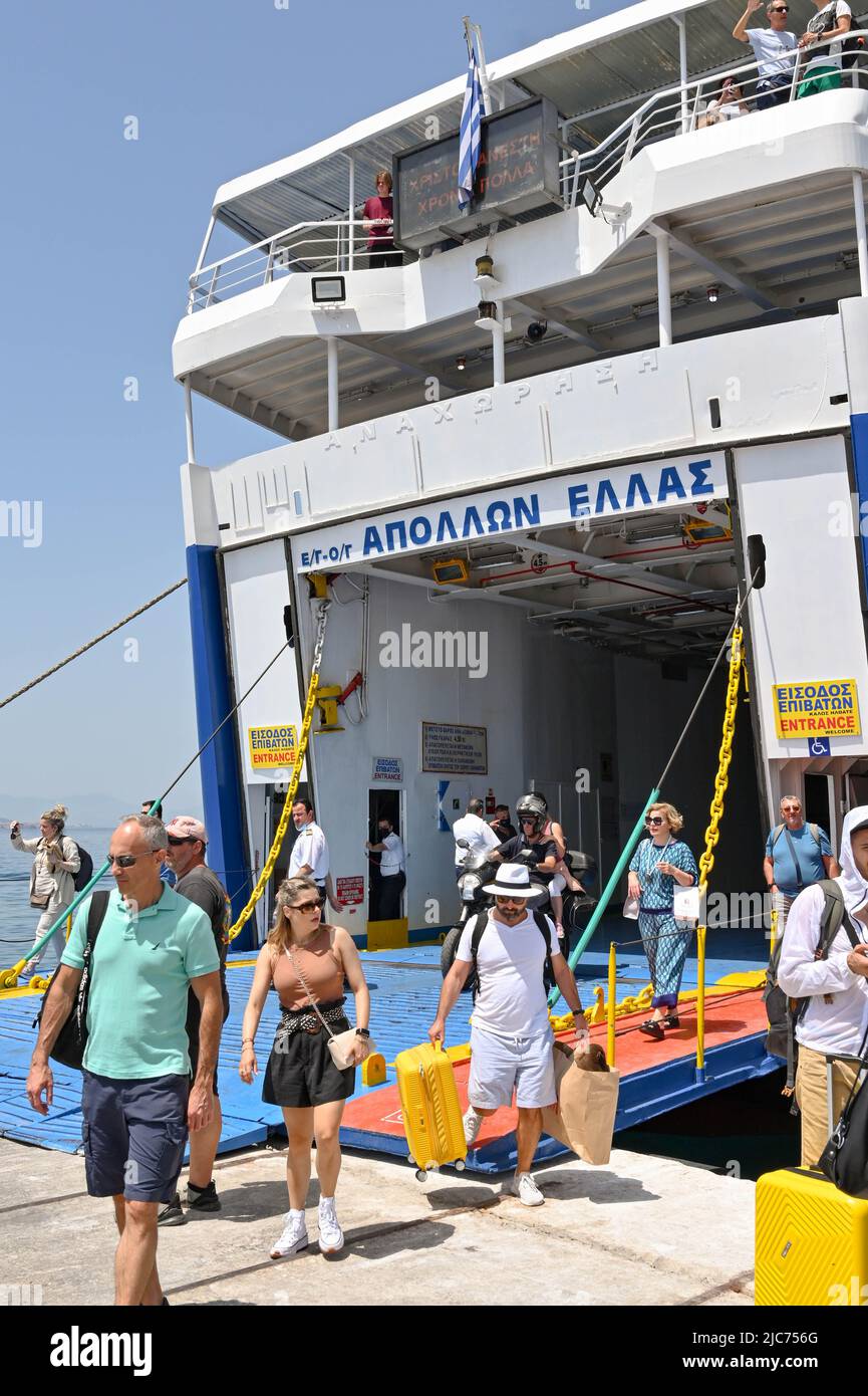 Aegina, Griechenland, - 2022. Mai: Menschen, die von Athen aus eine Fähre nach der Ankunft auf der Insel Aegina aussteigen Stockfoto