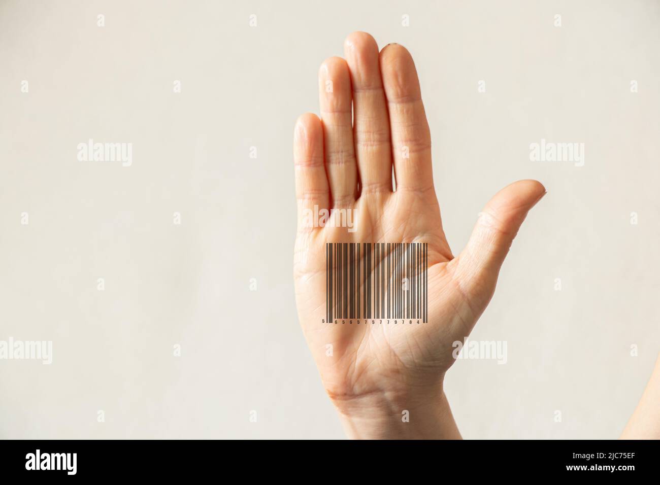 Barcode auf der Hand des Mädchens, Menschen sind Sklaven und nicht frei, Menschen, die klammern Stockfoto