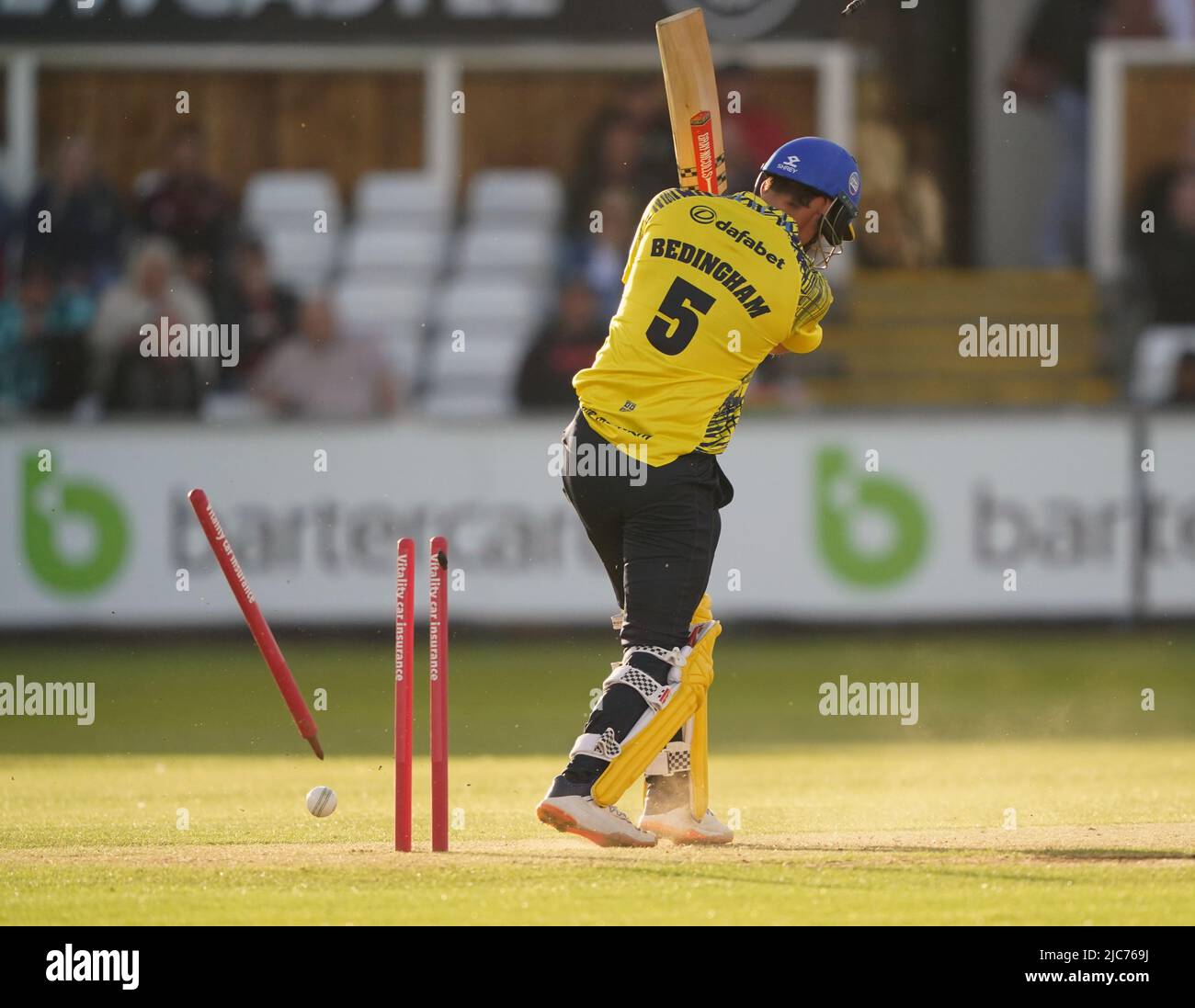 David Bedingham von Durham wird von Richard Gleeson von Lancashire Lightning während des Nordgruppenmatches von Vitality Blast T20 im Seat Unique Riverside, Chester-le-Street, geduckt. Bilddatum: Freitag, 10. Juni 2022. Stockfoto