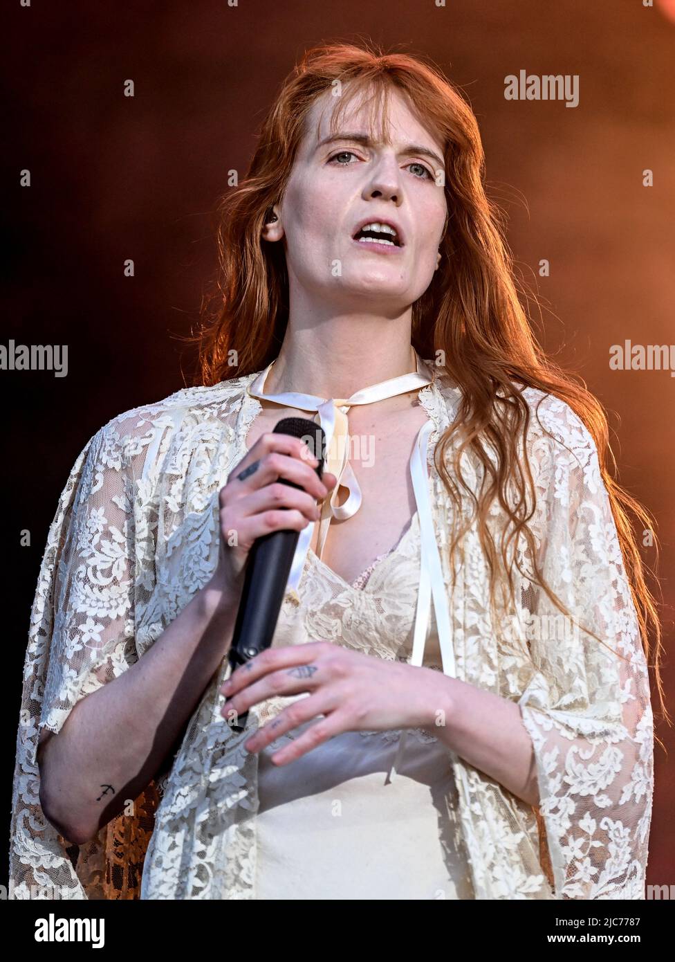 Berlin, Deutschland. 10.. Juni 2022. Die Sängerin Florence Leontine Mary Welch von der englischen Band 'Florence The Machine' tritt auf der Bühne des Tempelhof Sounds Festivals auf dem Gelände des ehemaligen Berliner Flughafens Tempelhof auf. Kredit: Britta Pedersen/dpa/Alamy Live Nachrichten Stockfoto