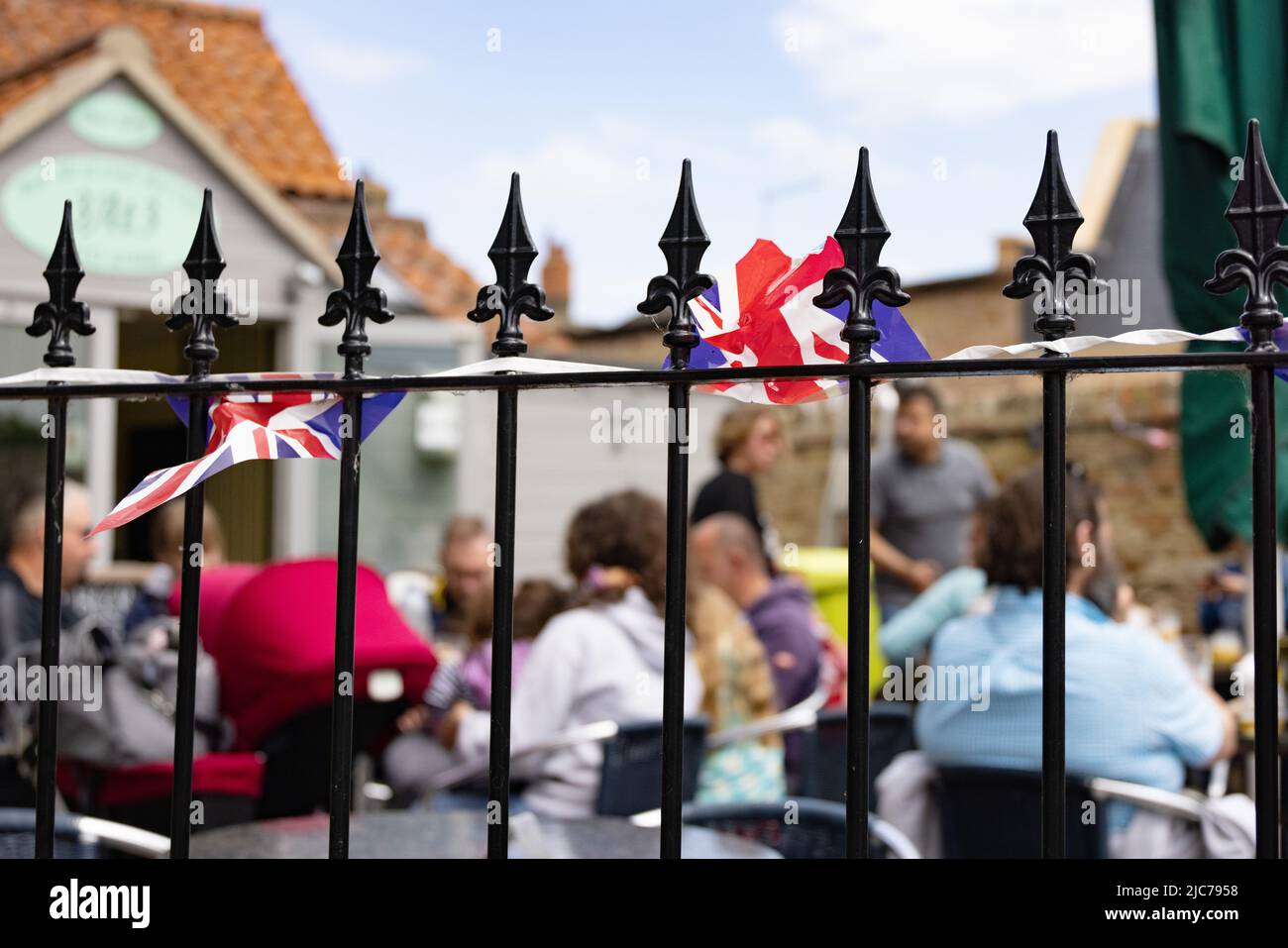 UK Lifestyle; Menschen, die im 3at3 Real Ale & Craft Beer Cafe, Ely Cambridgeshire UK echte Ales und Craft-Biere trinken Stockfoto