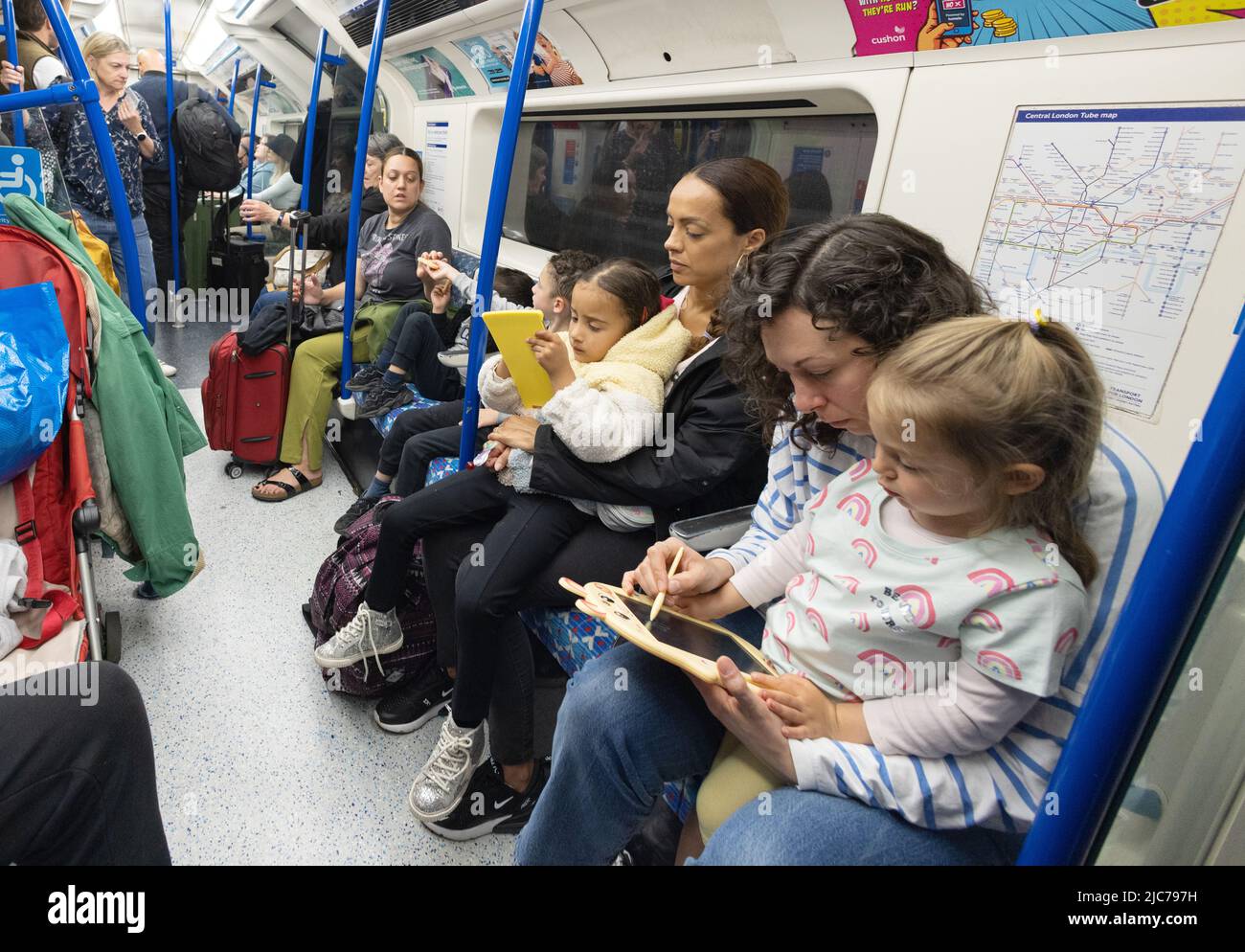 Londoner Kinder; Mütter, die ihre Kinder in einem Londoner U-Bahn-Wagen unterhalten, Londoner Verkehrsmittel, TFL, London England Großbritannien Stockfoto