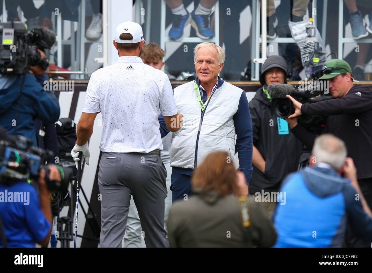 ST ALBANS, ENGLAND - 09. JUNI: Greg Norman, CEO und Kommissar von LIV Golf, begrüßt Dustin Johnson aus den Vereinigten Staaten am ersten Tag des LIV Golf Invitational am 9. Juni 2022 im Centurion Club in St. Albans, England, auf dem 1.-Abschlag. (MB-Medien) Stockfoto