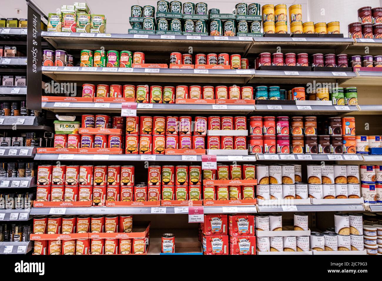 Epsom Surrey, London, Großbritannien, Juni 10 2022, Supermarket Shelf Dosen von Heinz Soup Stockfoto