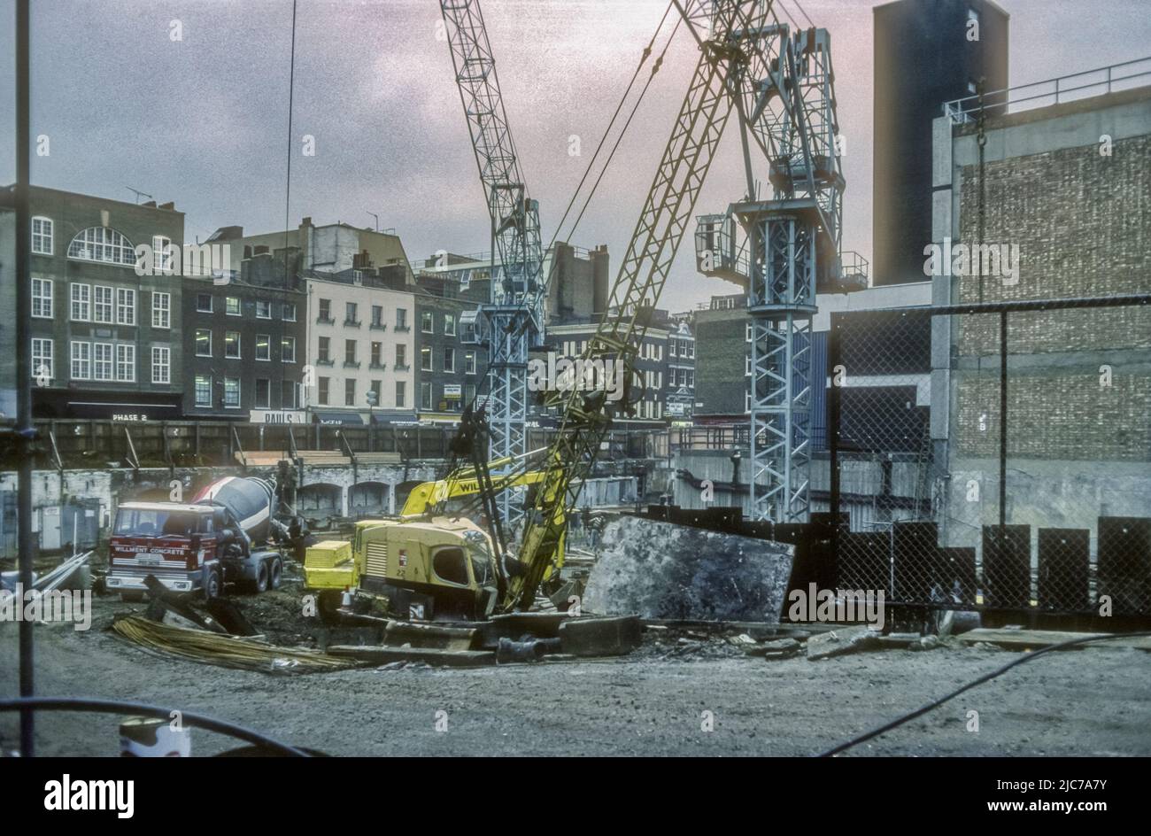 1976 Archivbild der Sanierung des Standortes einer Pestgrube in der Carnaby Street in Soho, London Stockfoto